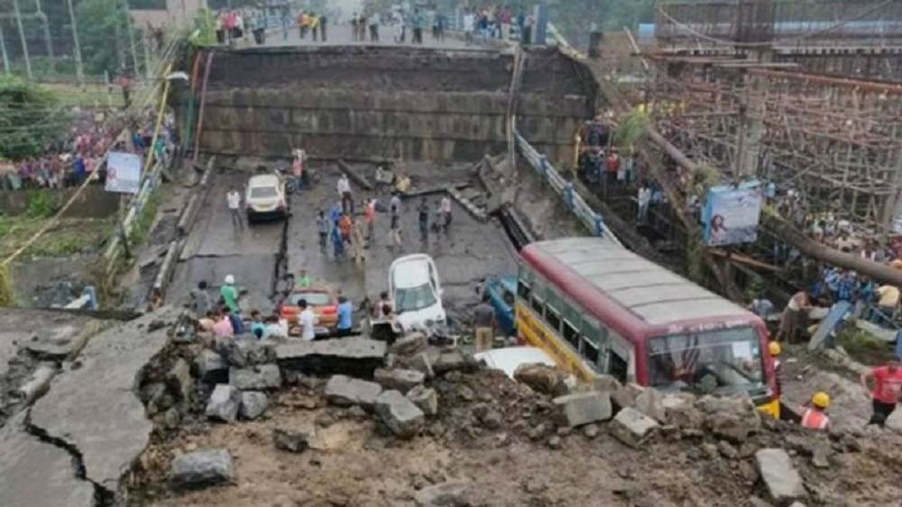 #Video Se desploma puente vehicular en India