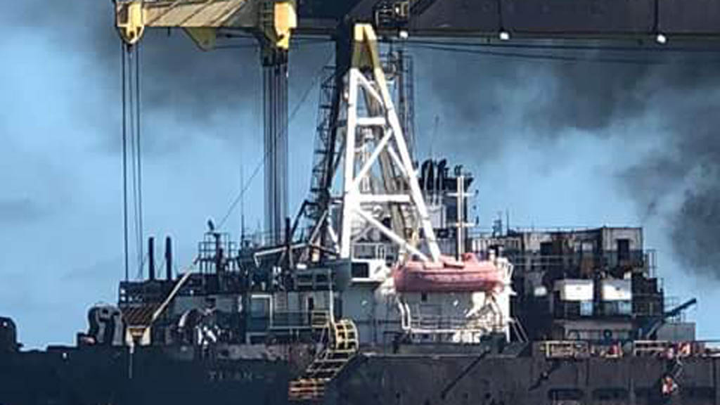 Se incendia barco de Oceanografía en Campeche