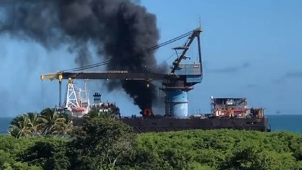 Se incendia barco de Oceanografía en Campeche - se-incendia-barco-de-oceanografia-en-cd-del-carmen-campeche