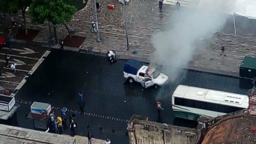 Encapuchados incendian patrulla de SSP frente al Hemiciclo a Juárez