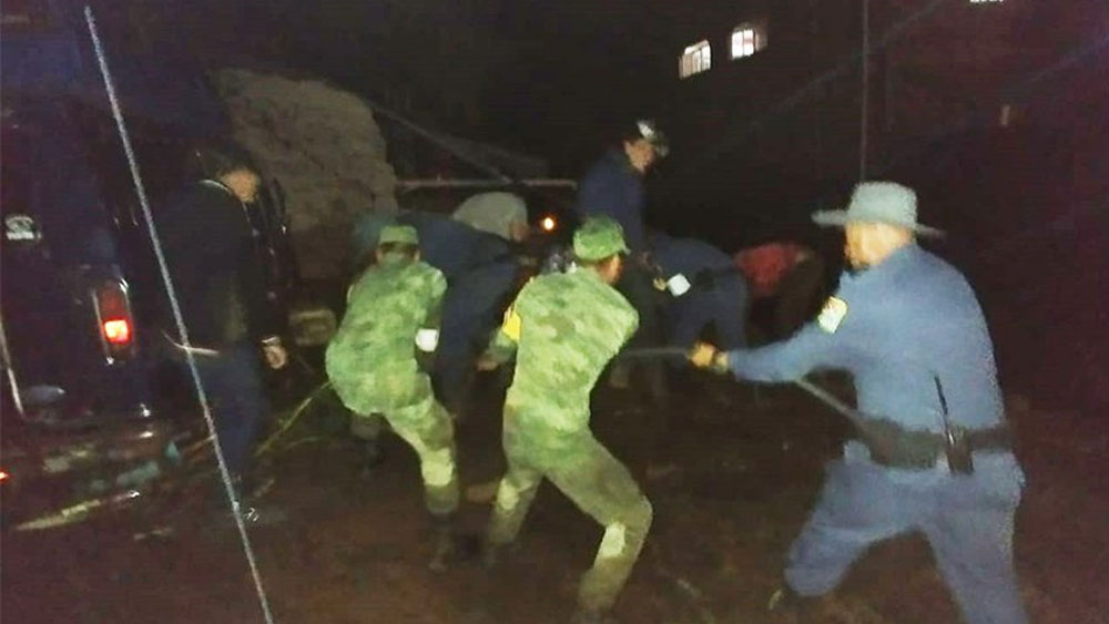 Suman tres muertos tras desbordamiento de río en Michoacán