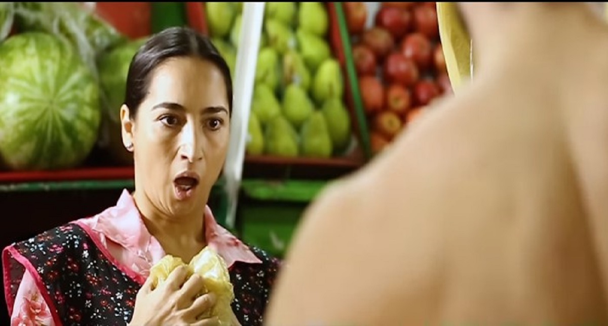 #Video Semarnat quita playera a hombre para no usar bolsas de plástico