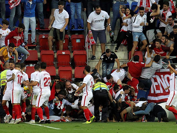 Dos heridos al ceder una valla de una grada del estadio del Eibar - sevilla-2
