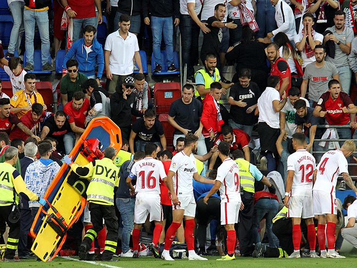 Dos heridos al ceder una valla de una grada del estadio del Eibar - sevilla-3