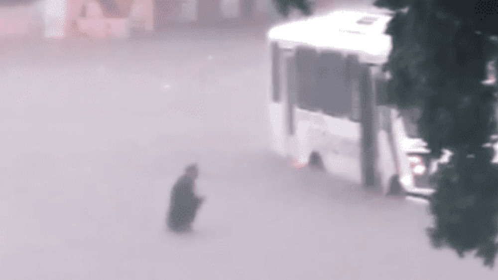 #Video Chofer de camión rescata a adulto mayor durante lluvias en Sinaloa