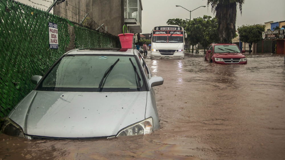 Miles de personas son evacuadas por las fuertes lluvias en Sinaloa