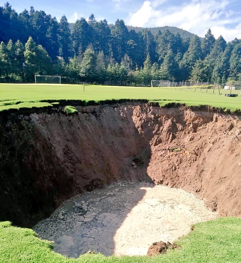 Se forma socavón en canchas de futbol en Cuajimalpa - socavon-cuajimalpa-2