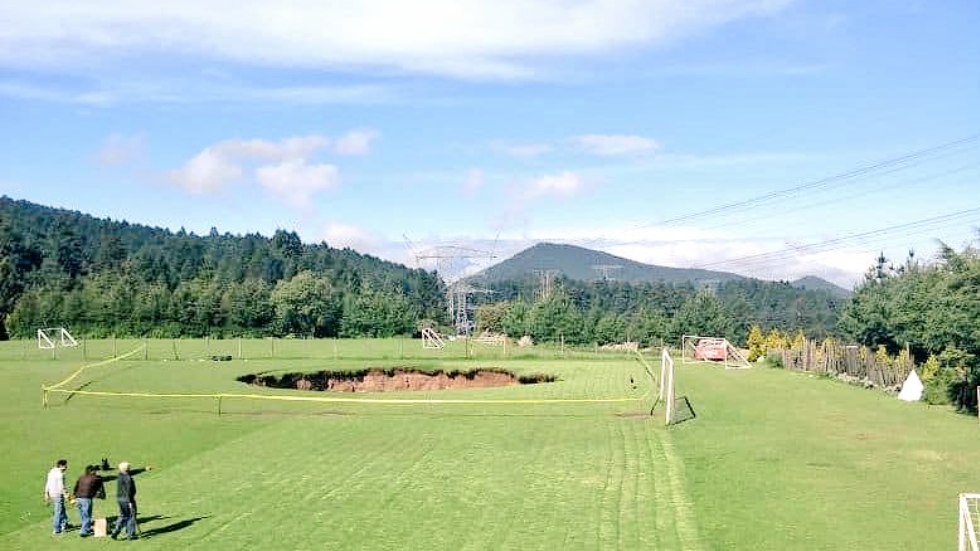 Se forma socavón en canchas de futbol en Cuajimalpa