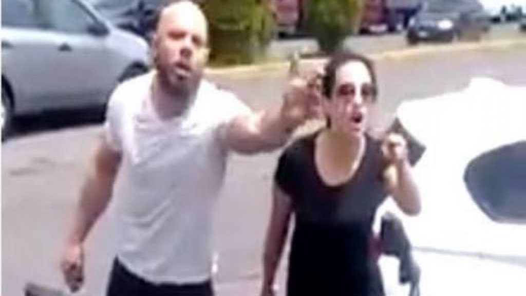 #VIDEO Socios de bar golpean a vendedor de nieves #VIDEO Socios de bar golpean a vendedor de nieves