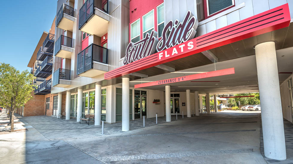 #Video Identifican a mujer policía que mató a su vecino negro en Dallas - southside-flats-dallas