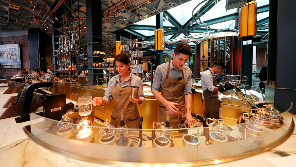 Starbucks abre su primera cafetería en Italia - starbucks-italia-milan-2