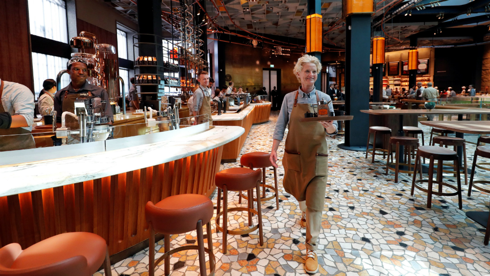 Starbucks abre su primera cafetería en Italia