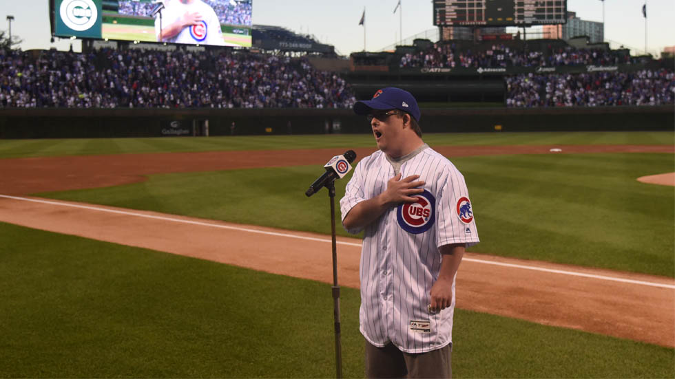 #Video Joven con síndrome de Down entona himno de EE.UU. en MLB