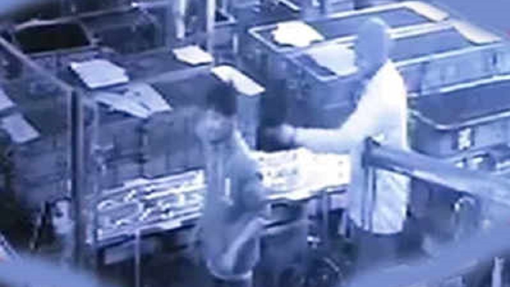 #Video Supervisor mata a empleado por broma con aire comprimido - supervisor-mata-con-aire-comprimido-a-empleado-en-india