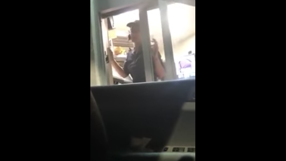 #Video Trabajadora hispana rechaza clientes de habla inglesa en Florida