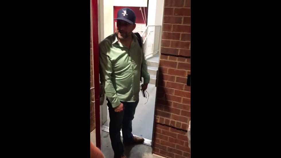 #Video Hombre blanco saca pistola para evitar que jóvenes negros ingresen a apartamento