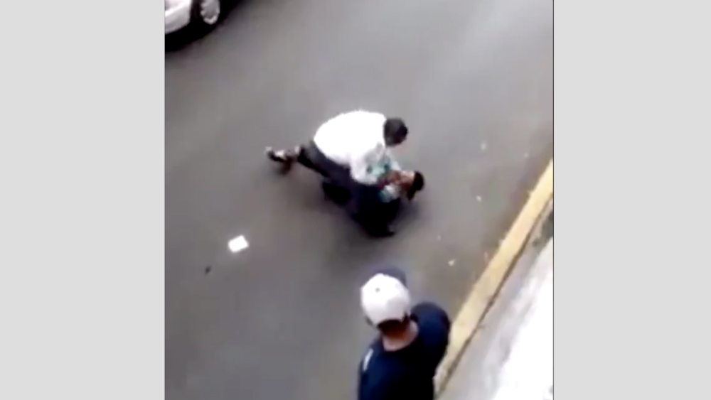 #Video Taxista somete a su presunto asaltante y luego lo apuñalan