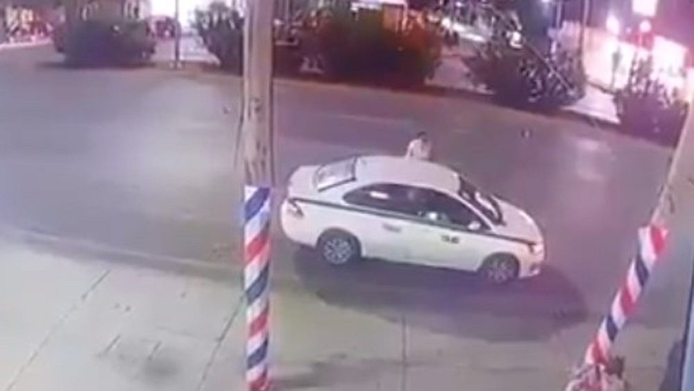 #Video Taxista libra ataque de sicarios en Cancún