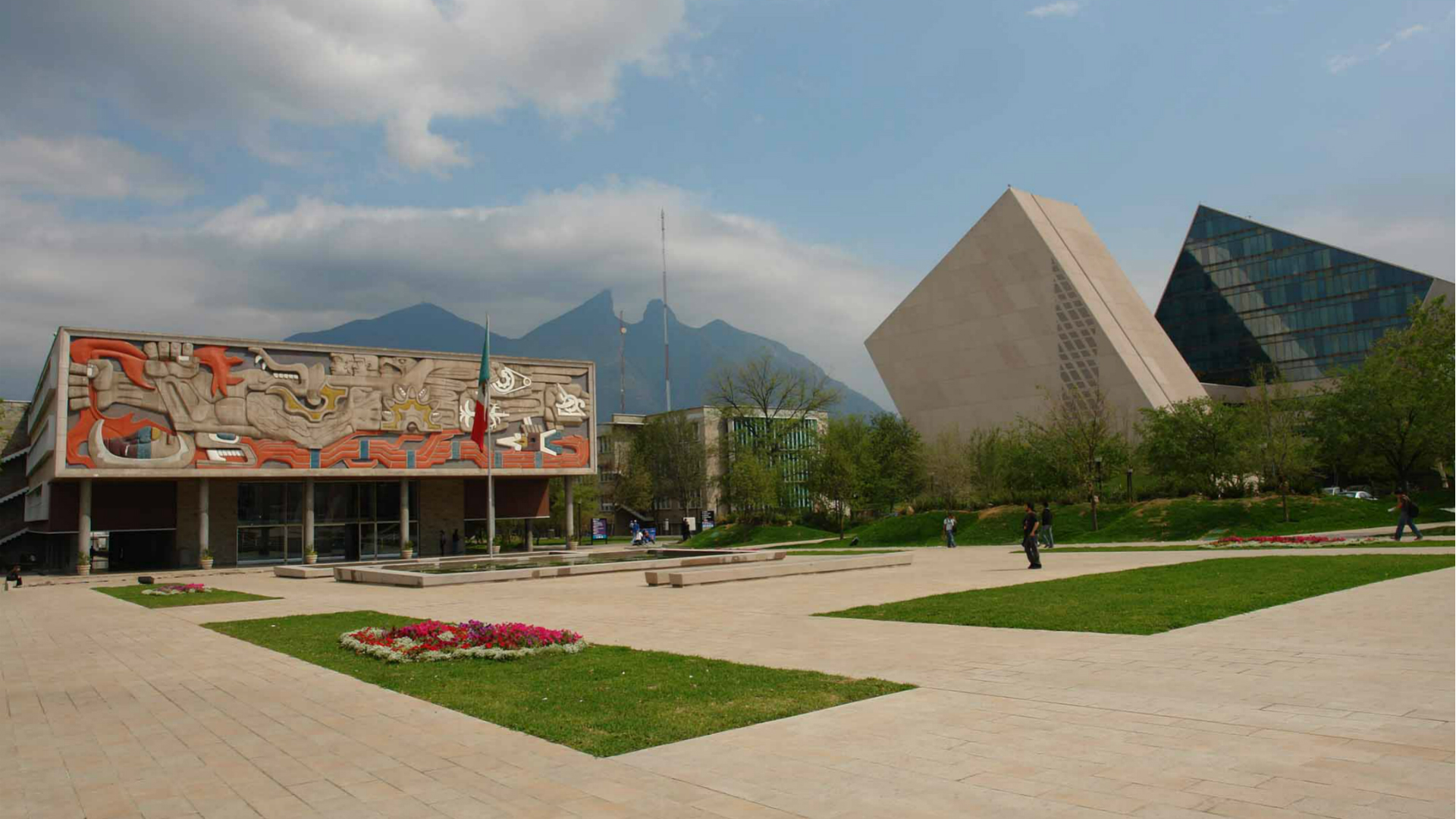 El Tec de Monterrey llama a la unidad tras suicidio de estudiante