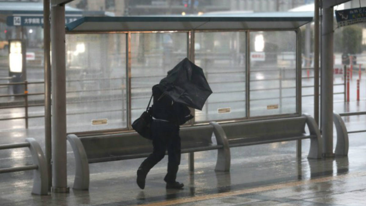 Tifón Trami deja 56 heridos y colapso de transportes en Japón