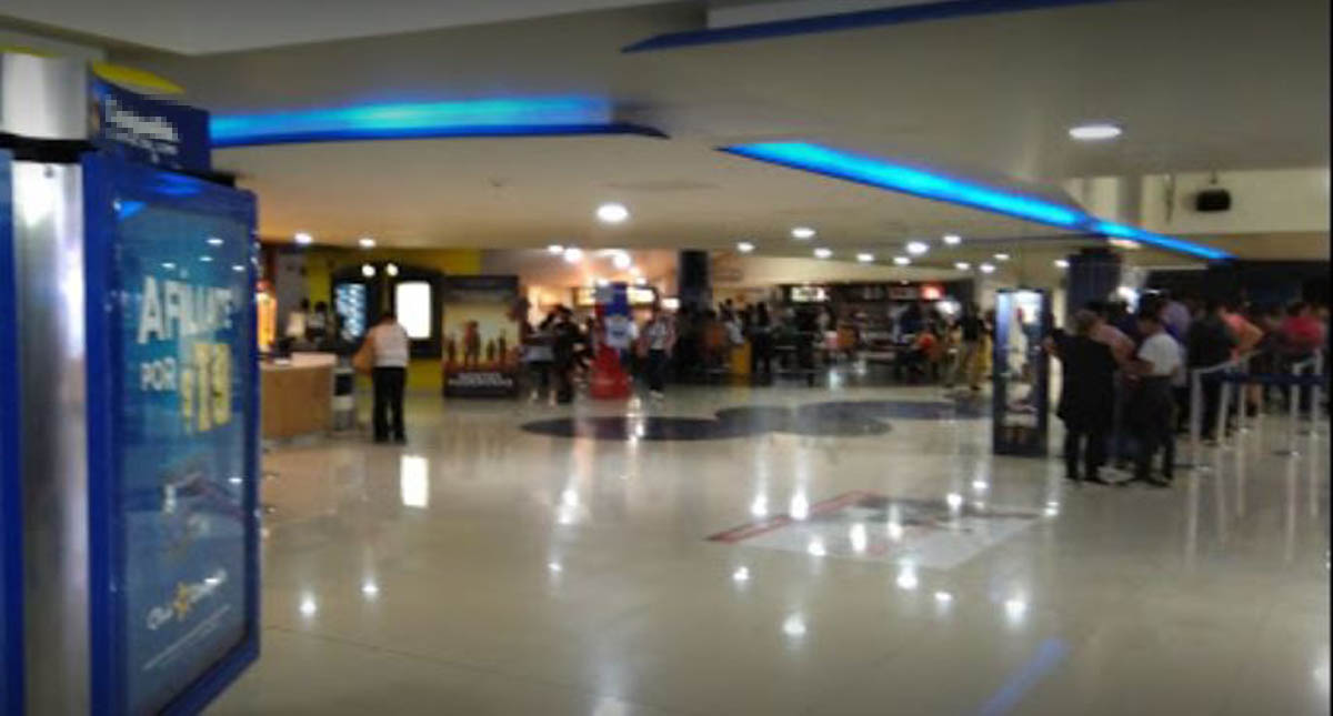 Tiran cadáver de bebé en baños de cine en Neza - tiran-cadaver-de-bebe-en-banos-de-cine-en-neza