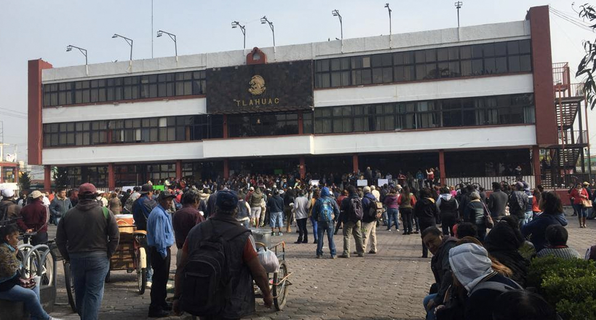 Trabajadores de la delegación Tláhuac realizan paro de labores