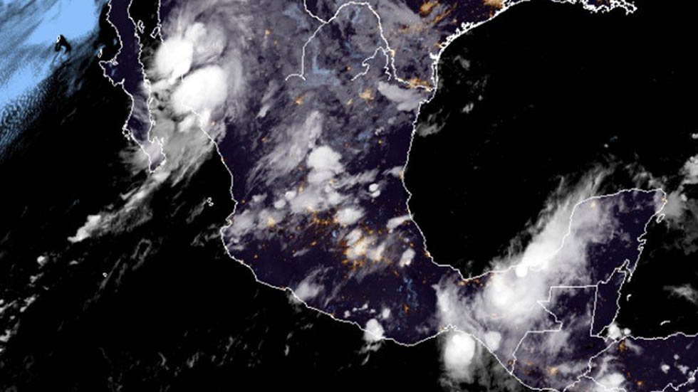 Depresión tropical toca tierra en Sonora y remanentes de Isaac cruzan Yucatán