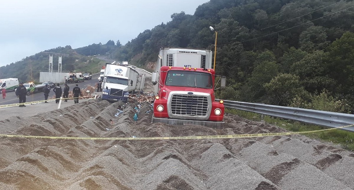#Video Tráiler arrolla a gente durante rapiña y mueren tres en Veracruz