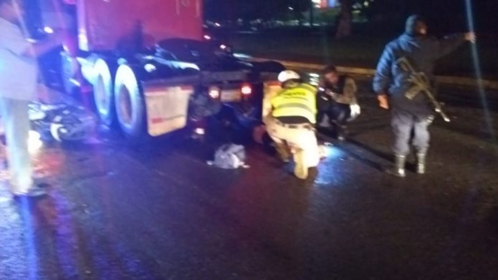 Tráiler embiste a motociclistas en Uruapan, muere uno