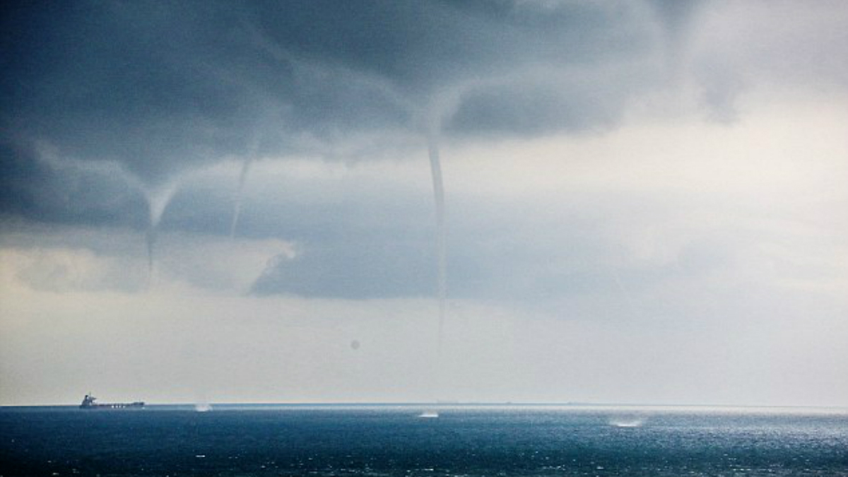 #Video Se forman más de 12 trombas marinas en la costa de China