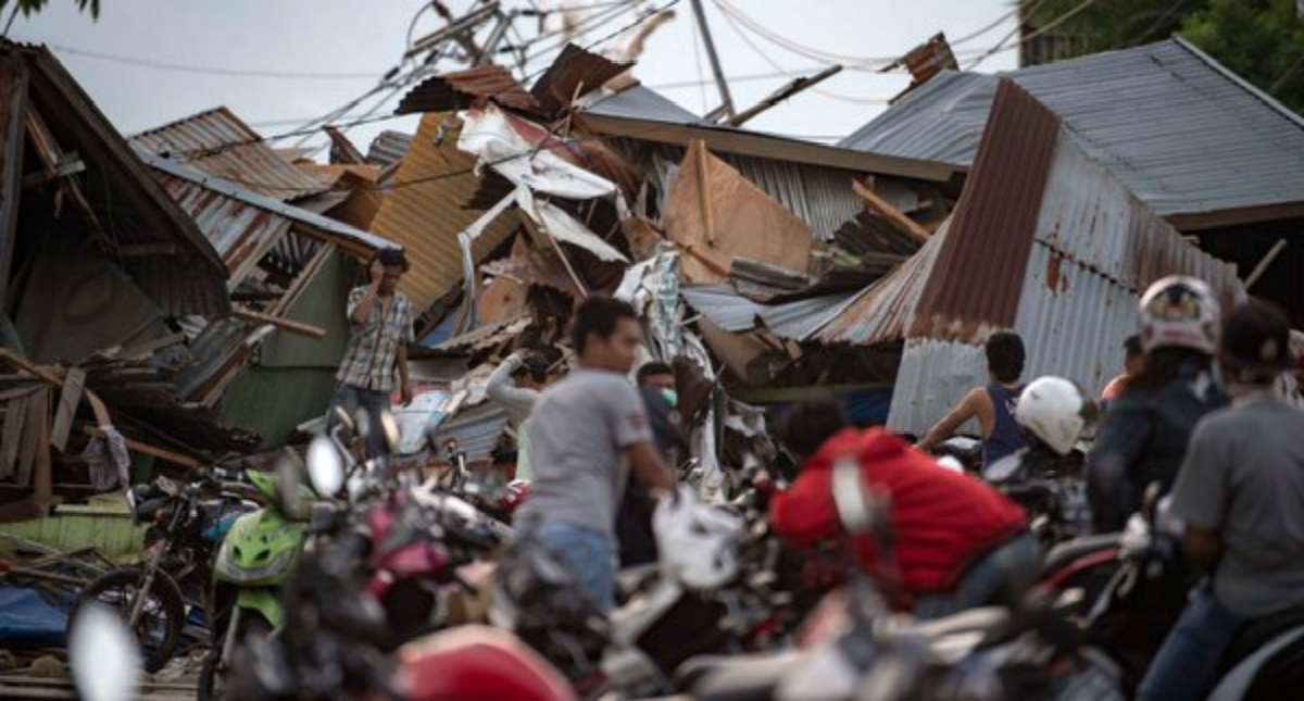 Aumenta a mil 203 muertos por terremoto y tsunami en Indonesia