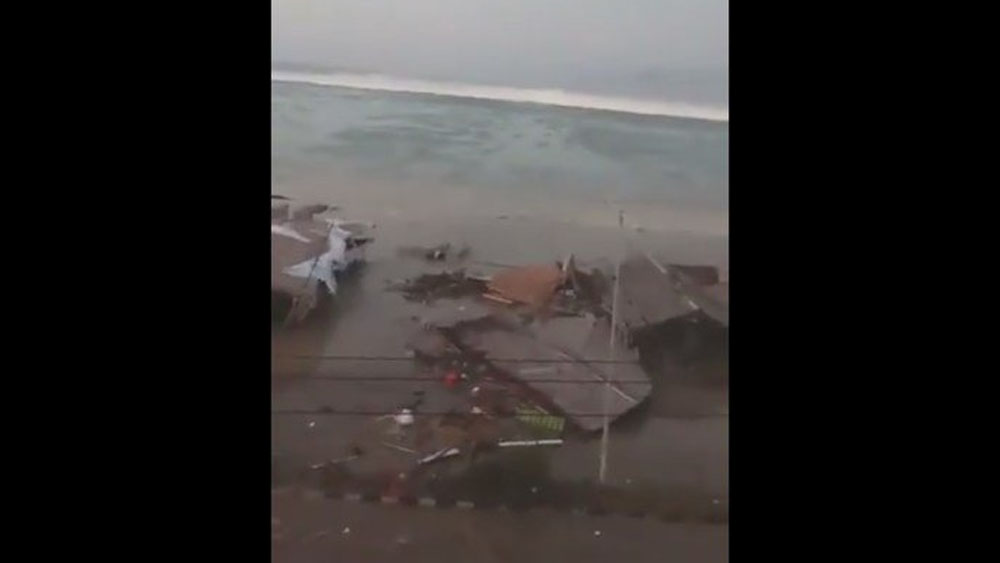 #Video Terremoto y tsunami dejan varios muertos en Indonesia