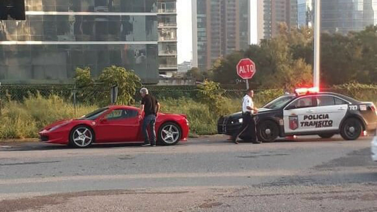 Ricardo Ferretti "regaña" a elemento de tránsito - tuca-ferreti-detenido