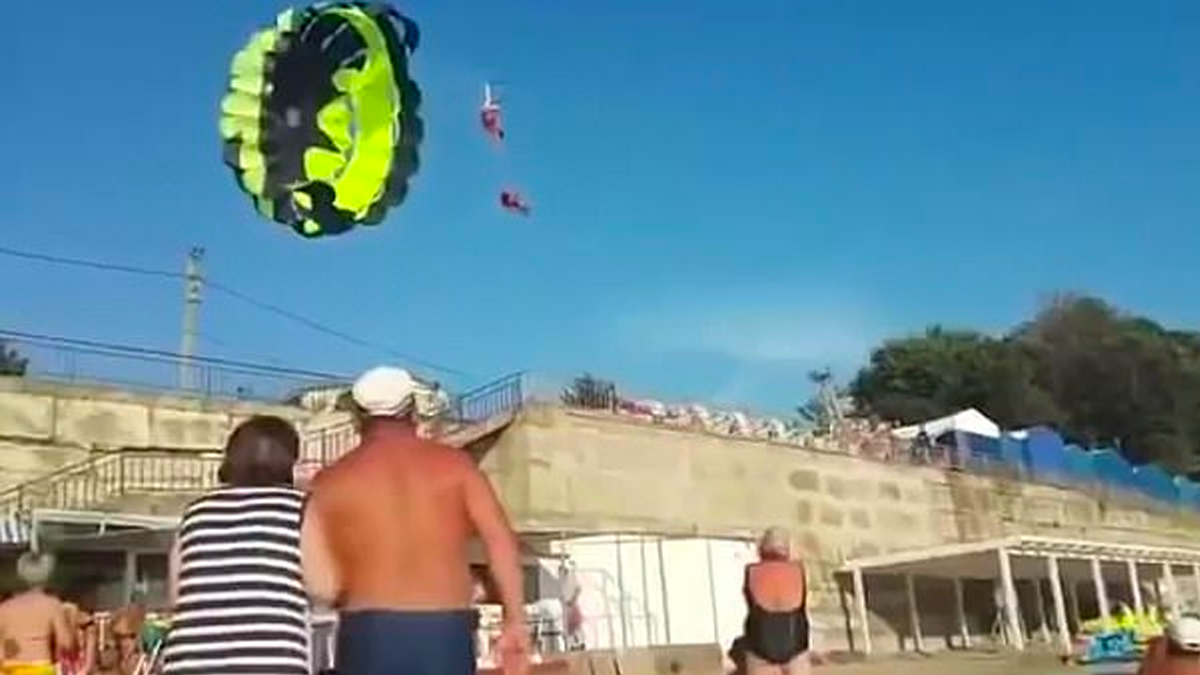 #Video Turistas se electrocutan cuando viajaban en paracaídas en playa rusa