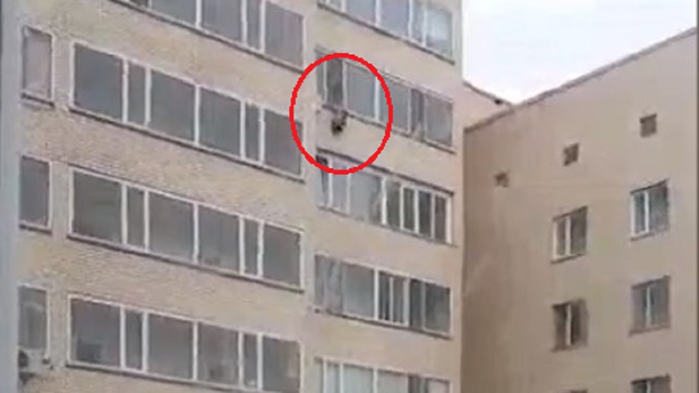 #Video Vecino atrapa a niño que caería de noveno piso