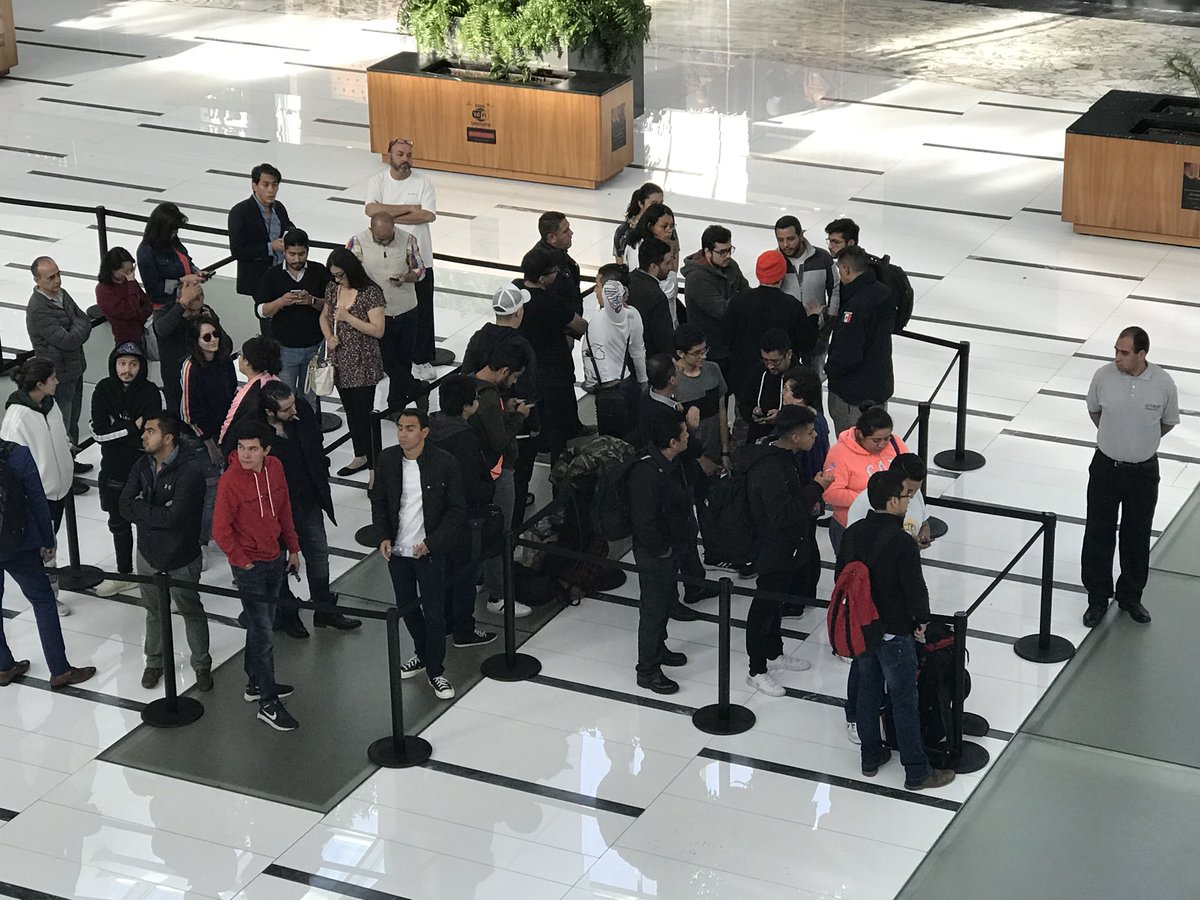 Largas filas para comprar el último iPhone pese al costo - venta-iphone-santa-fe-2