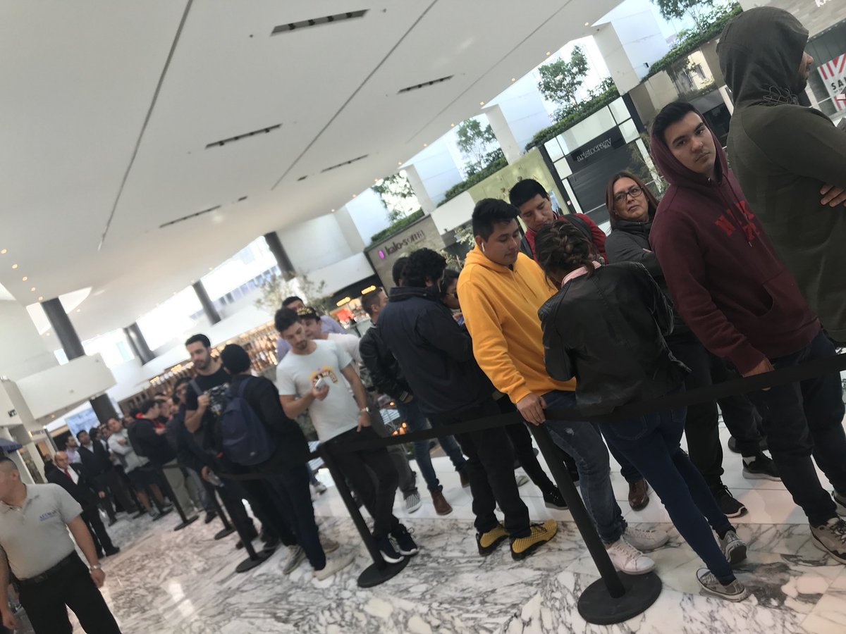 Largas filas para comprar el último iPhone pese al costo - venta-iphone-santa-fe