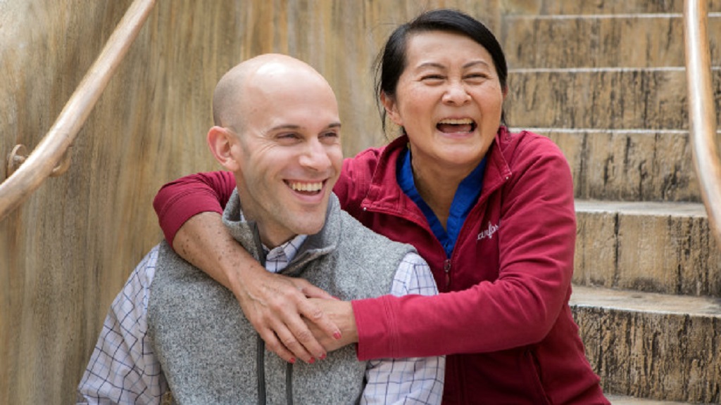 Enfermera descubre en colega al bebé que salvó hace 28 años - vilma-wong-y-brandon-seminatore