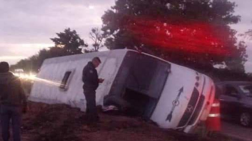 Volcadura de autobús deja 20 heridos en México-Querétaro