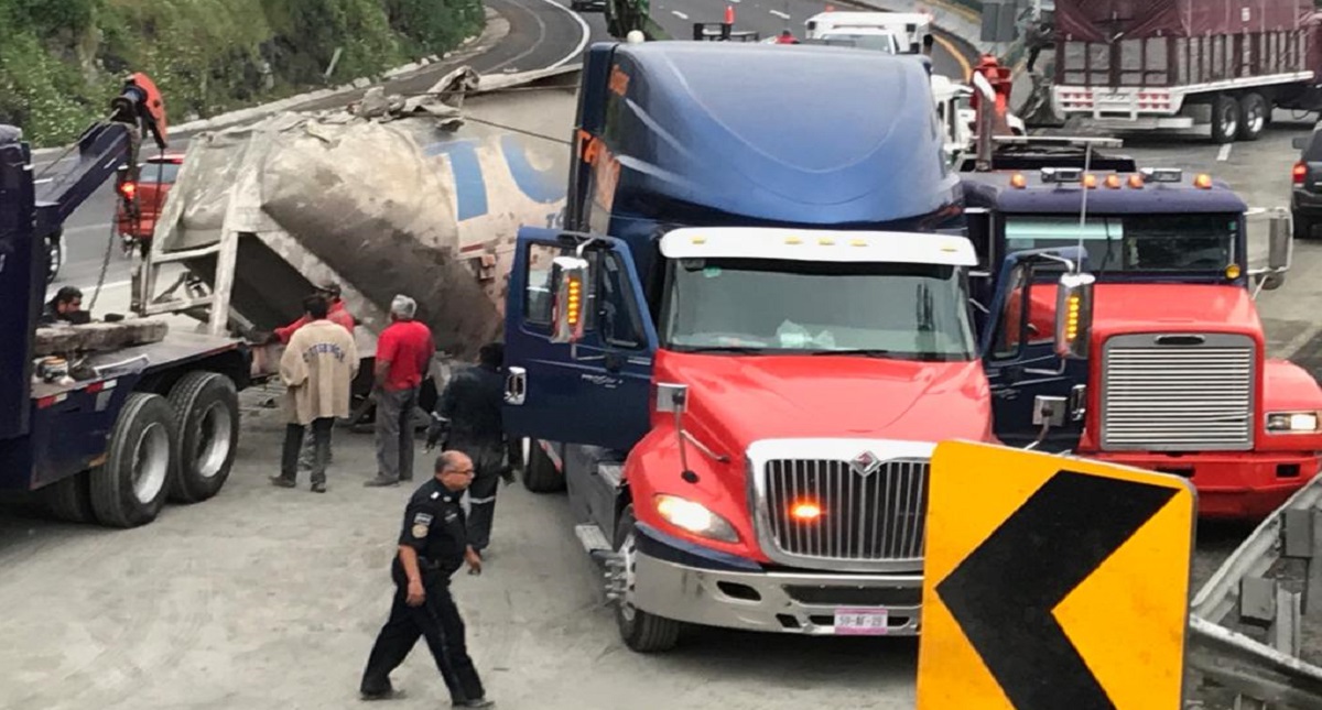 Vuelca tráiler cargado de cemento en la México-Cuernavaca