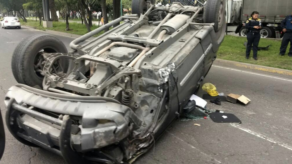 Vuelca automóvil en carriles centrales de Periférico