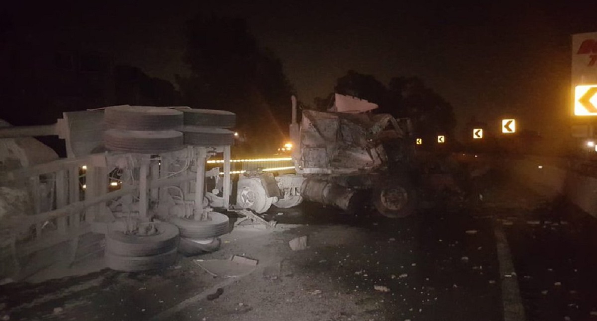 Vuelca tráiler cargado de cemento en la México-Cuernavaca - vuelca-trailer-cargado-de-cemento-en-la-mexico-cuernavaca