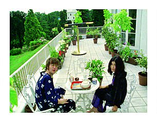 #Galeria Imágenes inéditas de John Lennon y Yoko Ono - yoko-ono-lennon-casa-tittenhurst