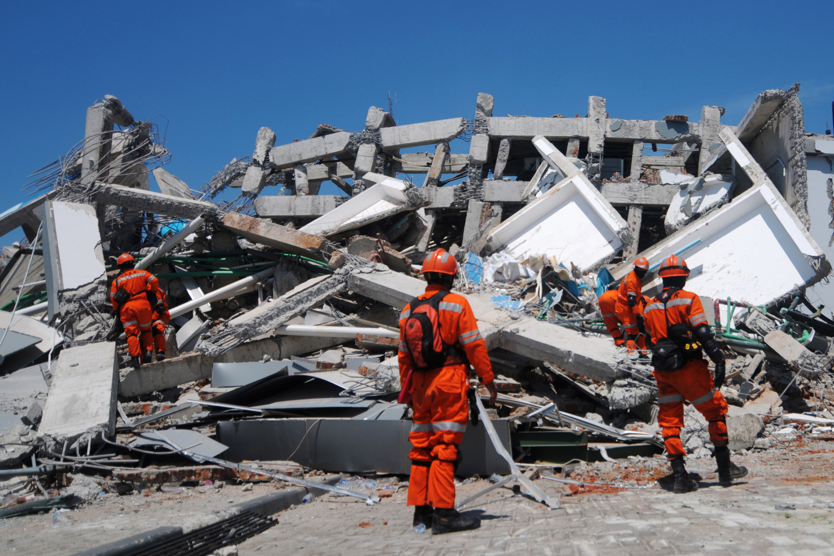 Entierran a cientos en fosas comunes tras terremoto en Indonesia
