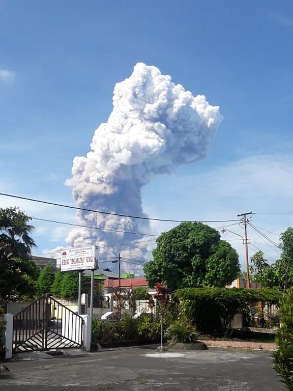 #Video Entra en erupción volcán Soputan en Indonesia - 000-19q250