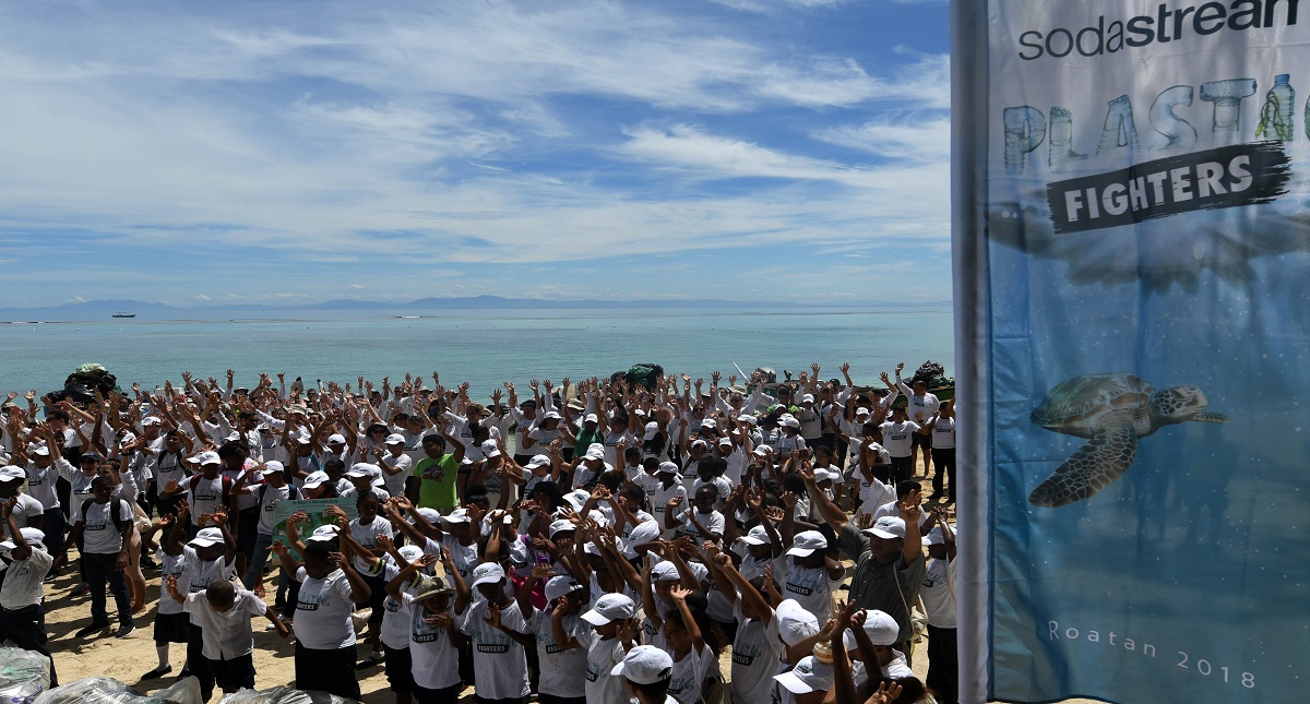 Recolectan con embarcación toneladas de basura en el Caribe hondureño - 000-19w6p0