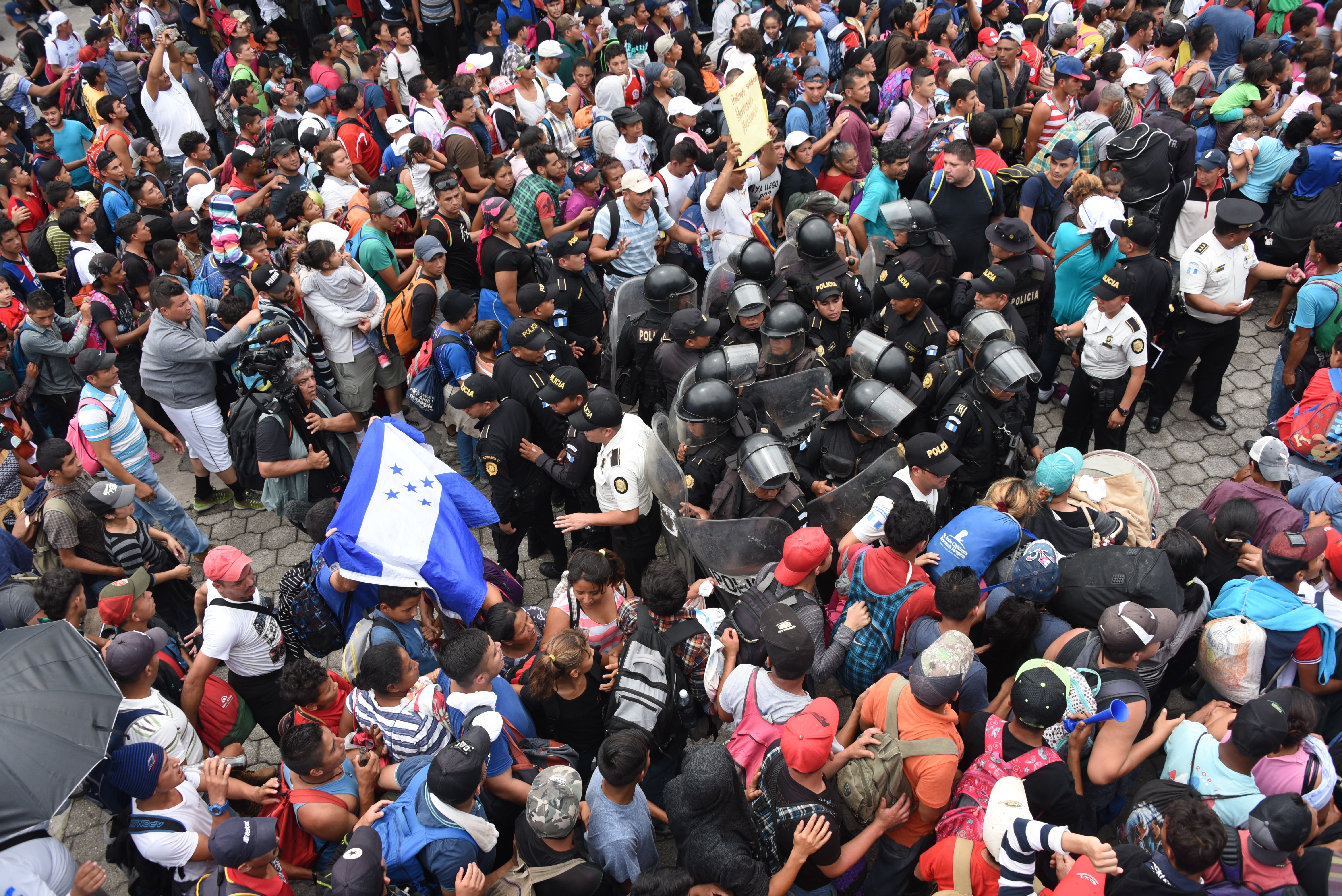 Policía Federal evita ingreso violento a México a migrantes - 000-1a56dg