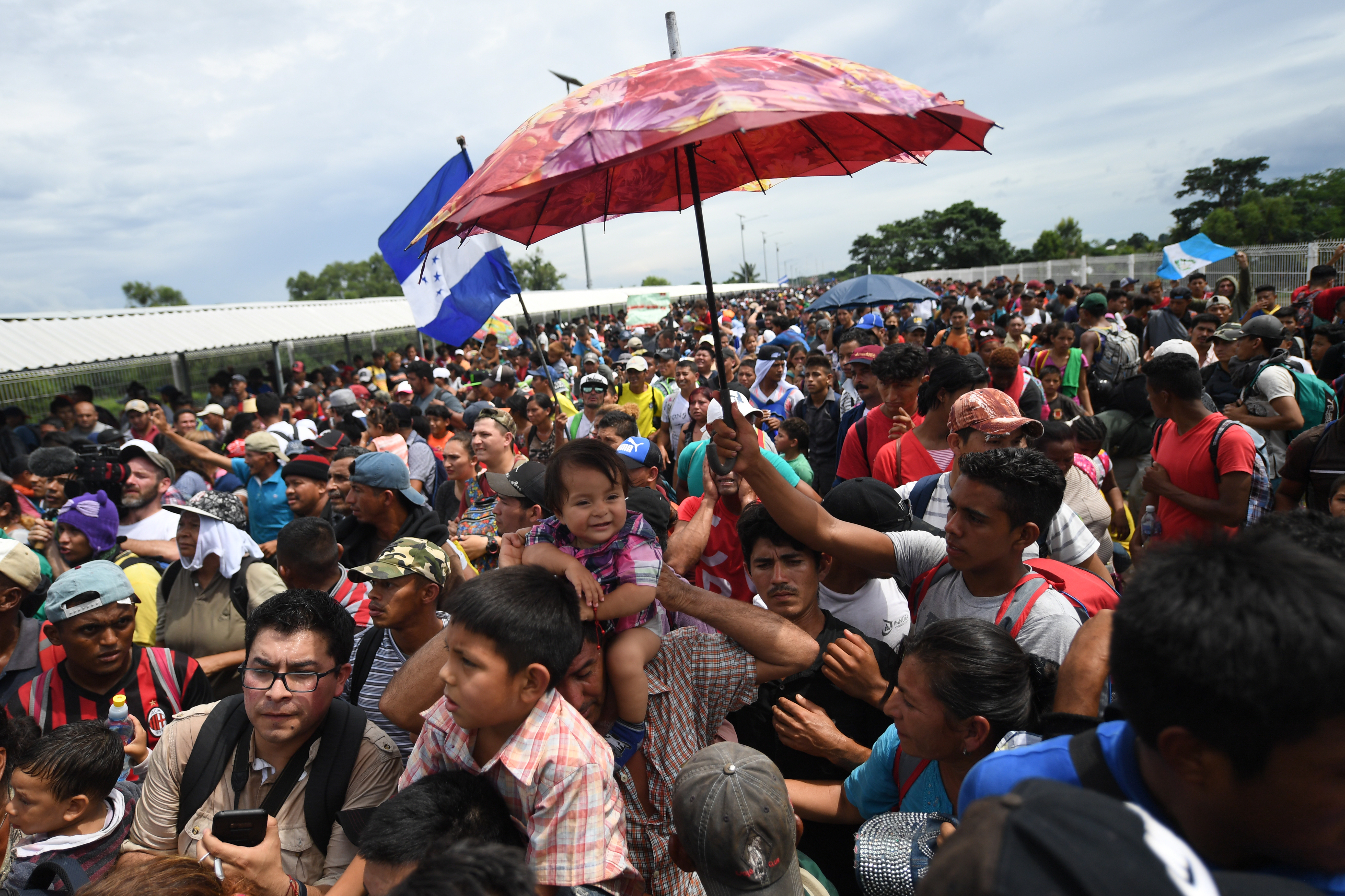 Tensión en la frontera sur de México por la caravana migrante - 000-1a56qz
