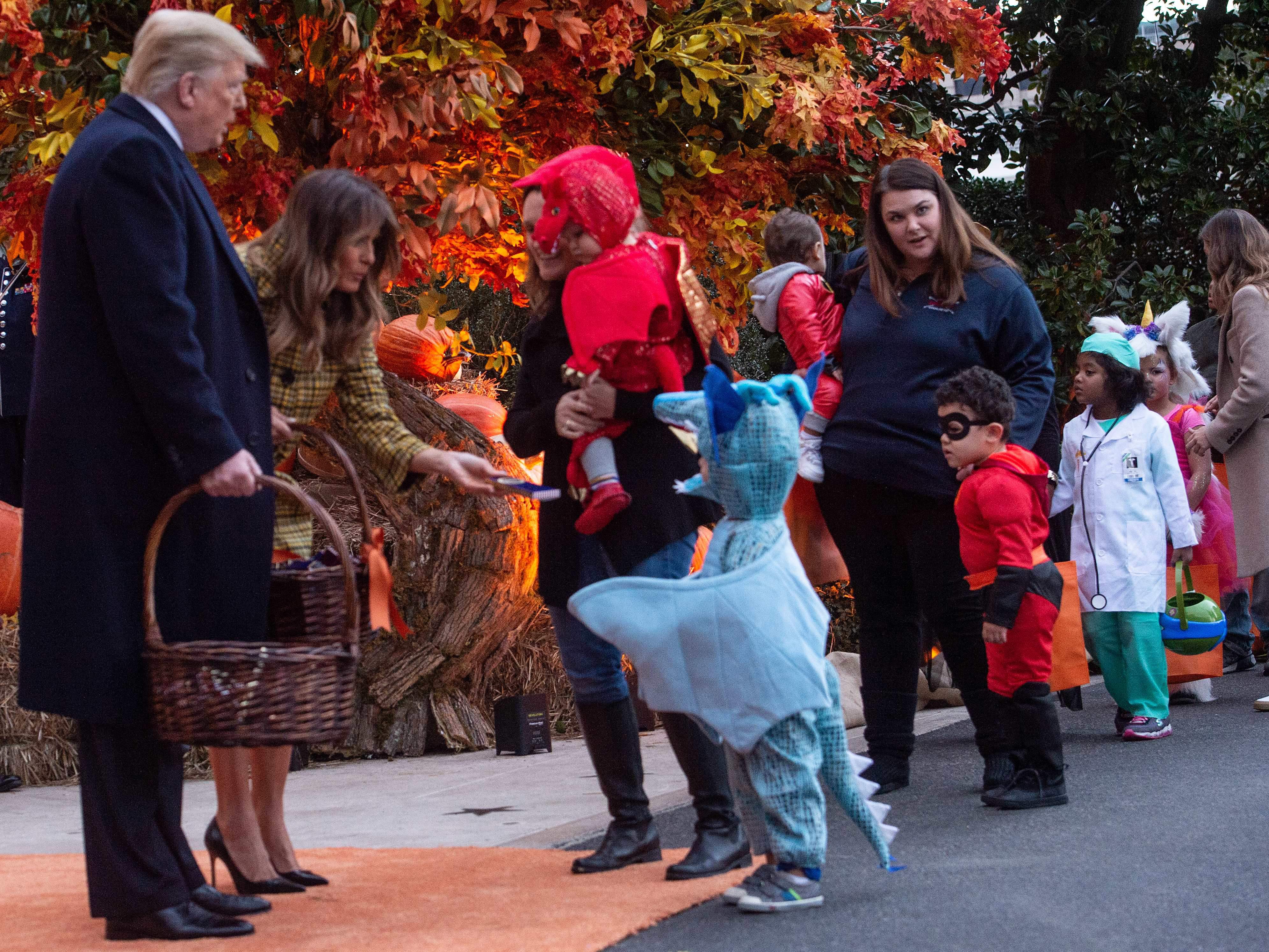 Trump y Melania reparten dulces en la Casa Blanca por Halloween - 000-1ae55g