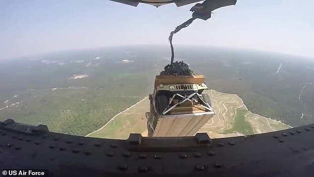 Avión militar de EE.UU. arroja Humvee de tres toneladas por error - 5414334-6313361-image-a-56-1540491929222